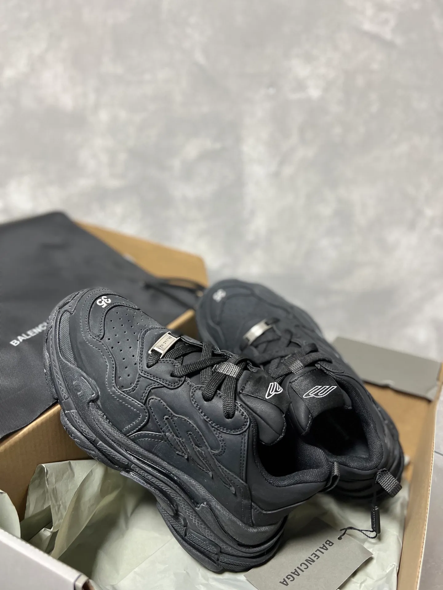 👟👟Ex-factory price 720👟👟 Balenciaga, couples model Triple S series round toe distressed. The design of this shoe comes from the classic Cargo 3B Sports lcon element, 3 but not as exaggerated as Cargo. It is really fashionable and practical! It has both a sporty feel and a street style, making it perfect for friends who like hiking! Code number: 35-45